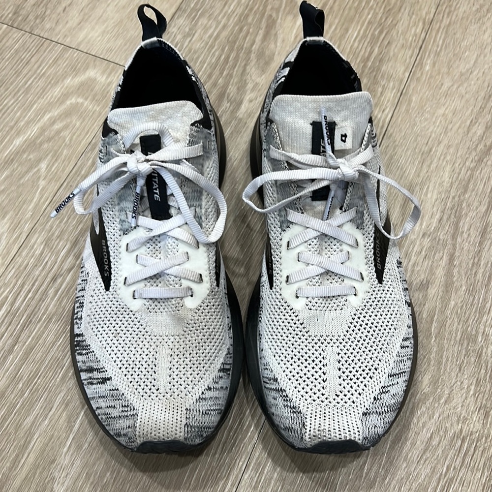 8.5 Brooks Levitate